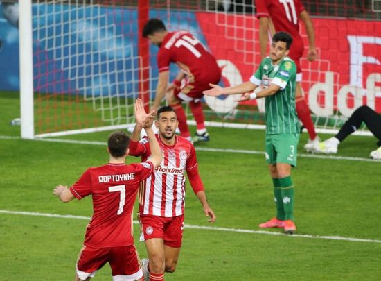 كوكا يقود أولمبياكوس لانتصار ثمين على باناثياكوس بالدوري اليوناني