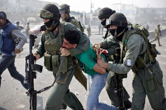 قوات الاحتلال تعتقل فلسطينيين بالضفة الغربية