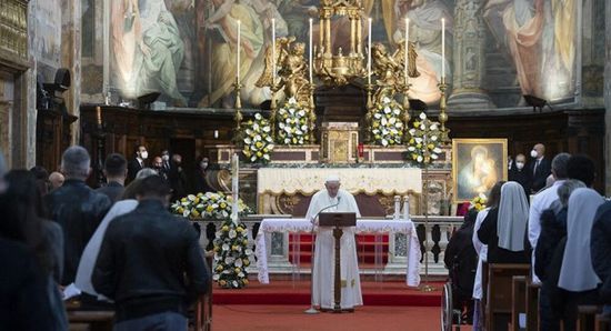 البابا فرنسيس يحيي قداسًا في روما مع سجناء ولاجئين