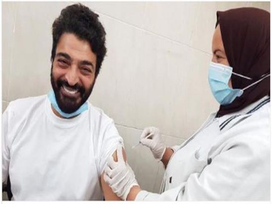 حميد الشاعري يتلقى لقاح كورونا