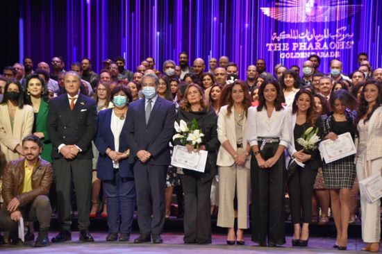 بالصور.. وزيرة الثقافة المصرية تكرم الفنانين المشاركين بحفل نقل المومياوات الملكية