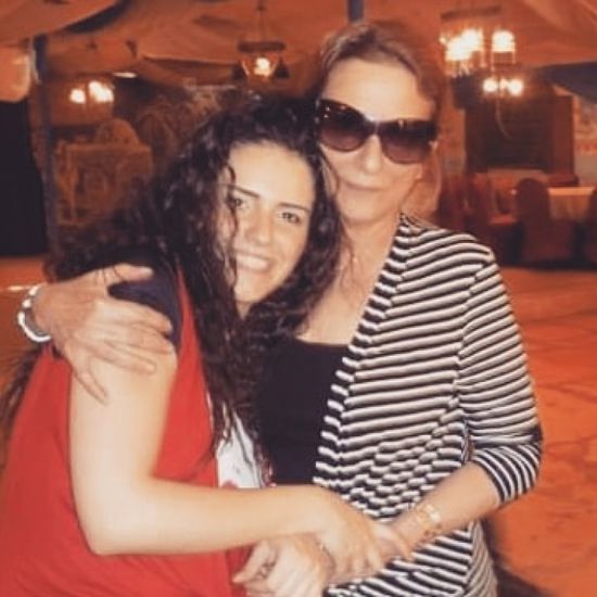 دنيا عبدالعزيز تحيي ذكرى رحيل والدتها