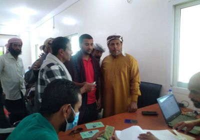 "خليفة الإنسانية" ترسم البهجة على وجوه متقاعدي سقطرى بمنحة مالية