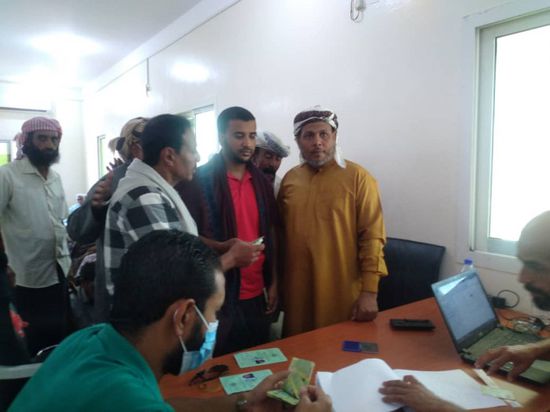 "خليفة الإنسانية" ترسم البهجة على وجوه متقاعدي سقطرى بمنحة مالية