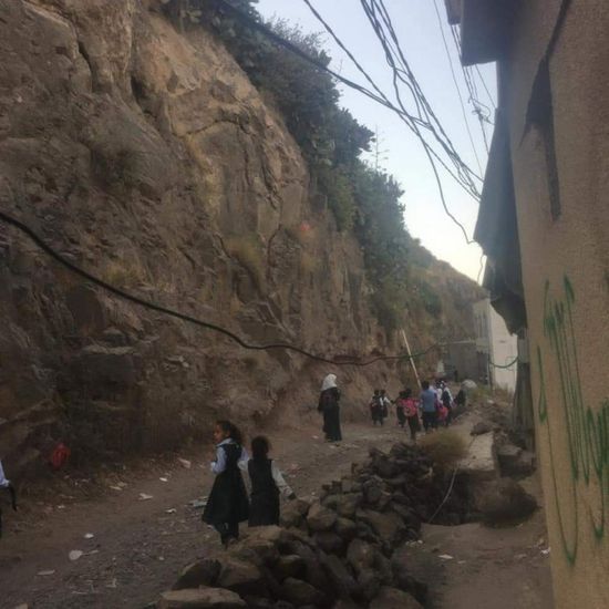 تساقط الصخور الجبلية يهدد سكان حارة في إب