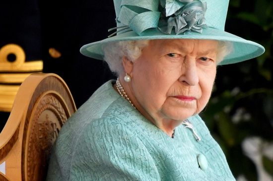 الملكة إليزابيث تستأنف مهامها بعد وفاة الأمير فيليب