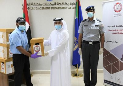  الهلال الأحمر الإماراتي يتعاون مع شرطة أبوظبي في توزيع المير الرمضاني ضمن مبادرة "معا نصنع السعادة"