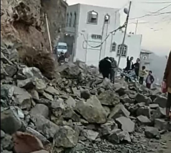 نجاة ركاب حافلة من انهيار صخري في إب