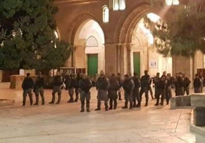 الشرطة الإسرائيلية تقتحم باحات المسجد الأقصى وتعتقل المصلين