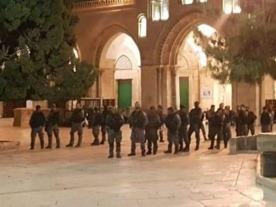 الشرطة الإسرائيلية تقتحم باحات المسجد الأقصى وتعتقل المصلين