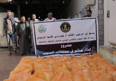 "إغاثية انتقالي المنصورة" توزع "منحة الزُبيدي" بالأحياء