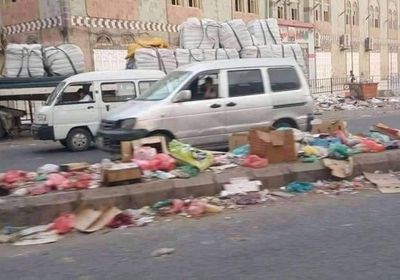 المخلفات تتغول على أرصفة الشوارع في الحبيلين