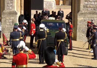 الحرس الملكي البريطاني يلقي التحية لحظة وداع الأمير فيليب (صور)