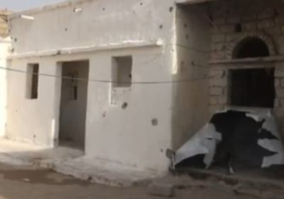 شاهد.. أضرار فادحة في منزل قصفه الحوثيون بحيس