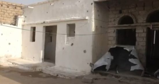 شاهد.. أضرار فادحة في منزل قصفه الحوثيون بحيس