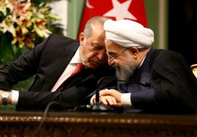 مدون سعودي بارز: إيران وتركيا جار سوء للعرب