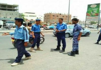 لتخفيف الزحام.. انتشار أفراد شرطة السير في لحج