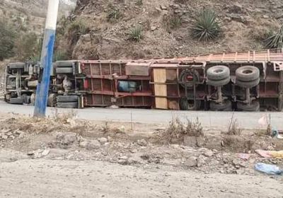 انقلاب قاطرة يغلق طريق "إب - العُدين" جزئيًا