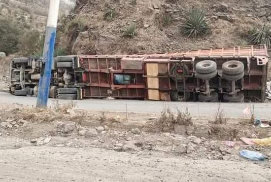 انقلاب قاطرة يغلق طريق "إب - العُدين" جزئيًا