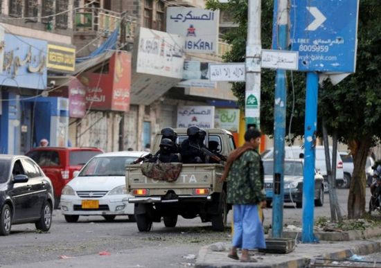 عكاظ: مليشيا الحوثي تلاحق التجار وتفرض الجوع