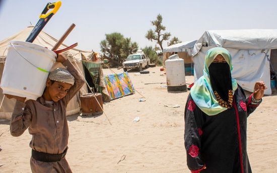 مساعدات إغاثية لـ2400 نازح بمأرب