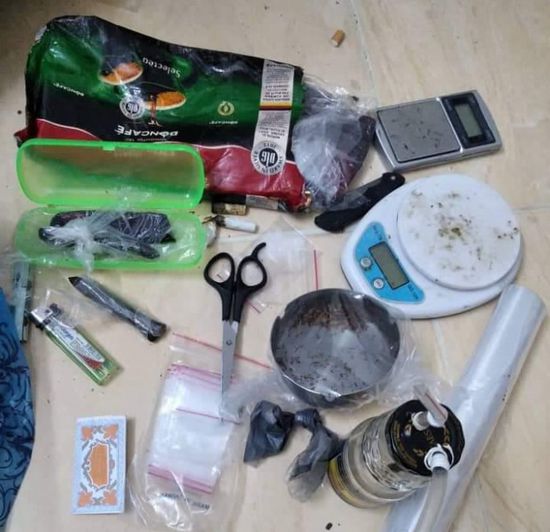 الإطاحة بمروج مواد مُخدرة في المكلا