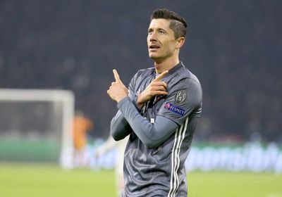 ليفاندوفسكي: أود التنزه مع عائلتي دون الشعور بأنني مراقب