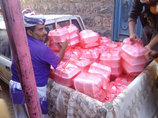 "انتقالي لودر" يوزع 400 وجبة في منطقة أمصرة