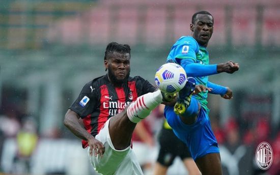 ساسولو يقلب الطاولة على ميلان ويهزمه بثنائية في الدوري الإيطالي