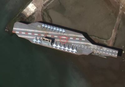 مسيرة إيرانية تُحلق فوق حاملة طائرات أمريكية بالخليج