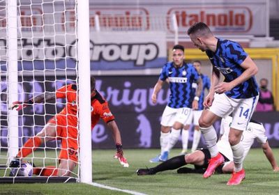 إنتر ميلان يعزز صدارته للدوري الإيطالي رغم التعادل مع سبيزيا