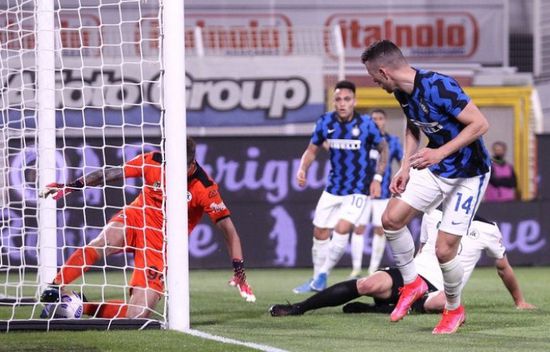 إنتر ميلان يعزز صدارته للدوري الإيطالي رغم التعادل مع سبيزيا