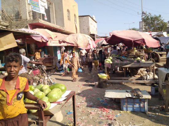 شوارع جعار في قبضة الباعة المتجولين