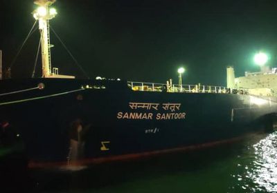 فحص شحنة نفط بميناء عدن لتوزيعها على محطات الكهرباء