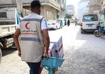 بدعم إماراتي.. توزيع المير الرمضاني على أهالي المكلا