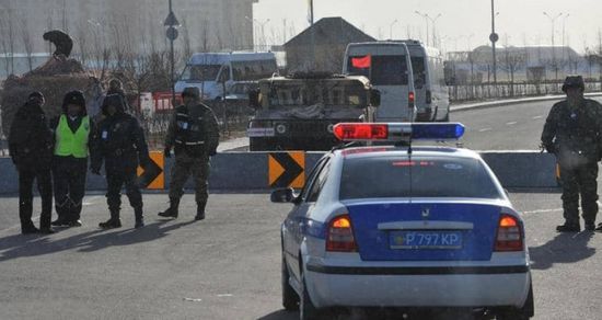  مسلح يعتصم داخل شقة سكنية في كازاخستان ويهدد بتفجير العقار