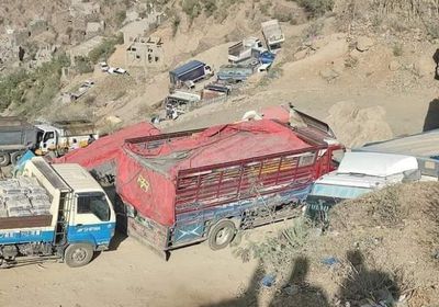 مواطنون يقطعون الطريق الرابط بين تعز ولحج