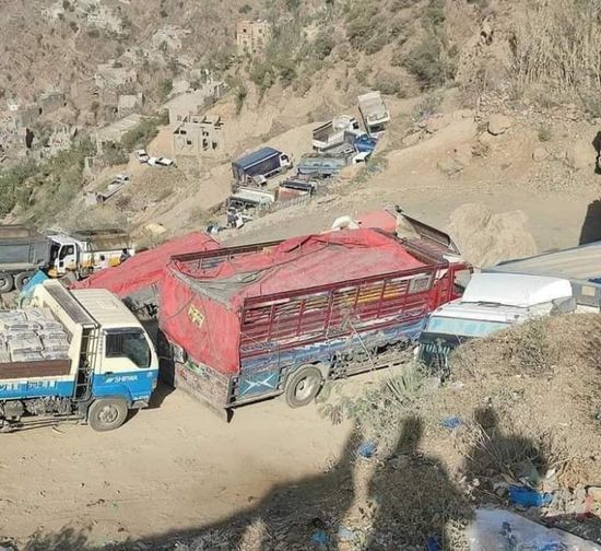 مواطنون يقطعون الطريق الرابط بين تعز ولحج