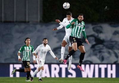 ريال بيتيس يحبط ريال مدريد ويعزز أمال أتلتيكو وبرشلونة في الدوري الإسباني