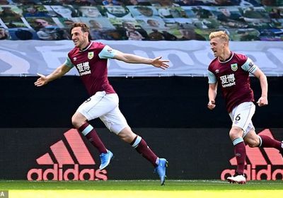 &laquo;هاتريك&raquo; وود يعزز آمال بيرنلي في البقاء بالدوري الإنجليزي