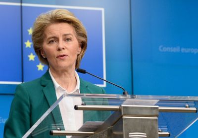 رئيسة المفوضية الأوروبية تبشر متلقي لقاح كورونا