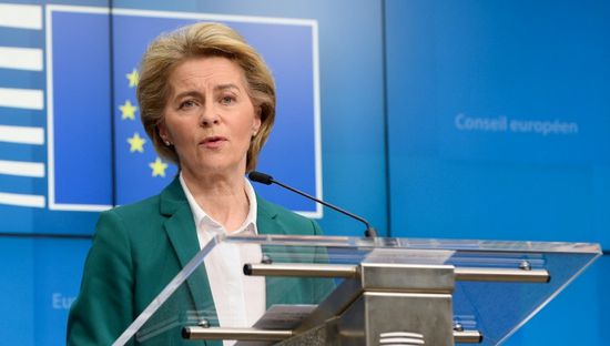 رئيسة المفوضية الأوروبية تبشر متلقي لقاح كورونا