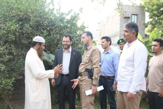 وفد "الانتقالي" يدعم دار العجزة في الشيخ عثمان ماديًا