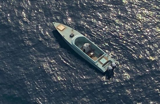 الدفاعات السعودية تدمر زورقا مفخخا قبالة ينبع