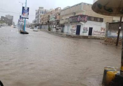 مياه الأمطار تداهم مرافق مستشفى عتق