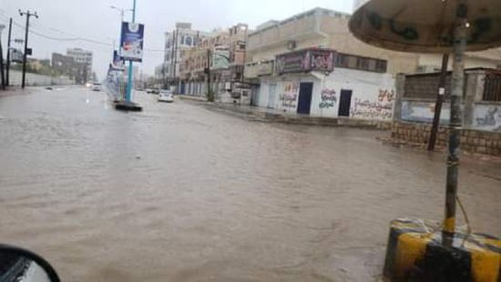 مياه الأمطار تداهم مرافق مستشفى عتق