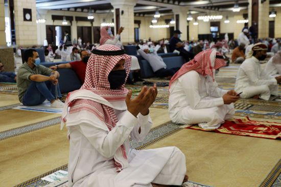 السعودية تغلق 12 مسجدًا بعد إصابة مصلين بكورونا