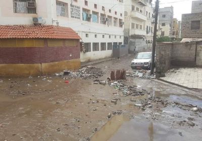 إزالة مياه الأمطار الراكدة من شوارع كريتر