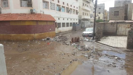 إزالة مياه الأمطار الراكدة من شوارع كريتر