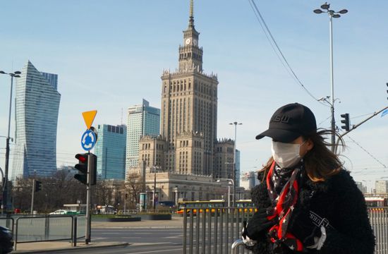 بولندا تعتزم إعادة فتح الاقتصاد في مايو